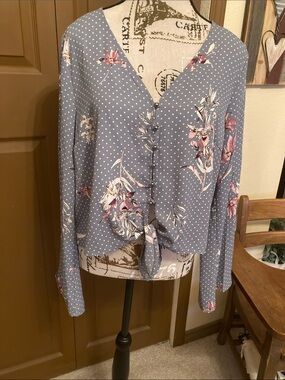 Floral Long Sleeve Button Down Tie Front Top/Blouse Like New!
